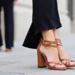 Jakie buty do kombinezonu z szerokimi nogawkami wybrać?