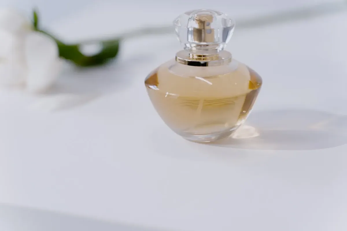 Nuty zapachowe perfum – co znaczą nuty głowy, serca i bazy?