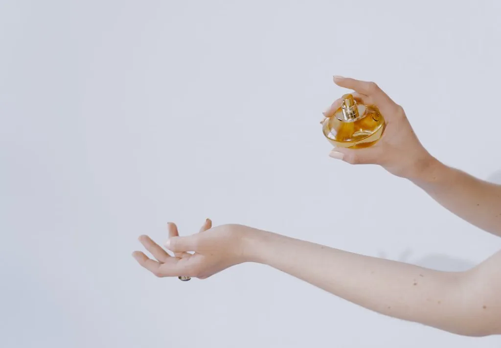 Nuty zapachowe perfum - co znaczą nuty głowy, serca i bazy?